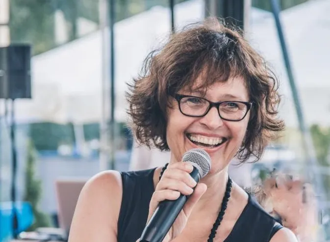 Claudia Schmengler mit Mikrofon